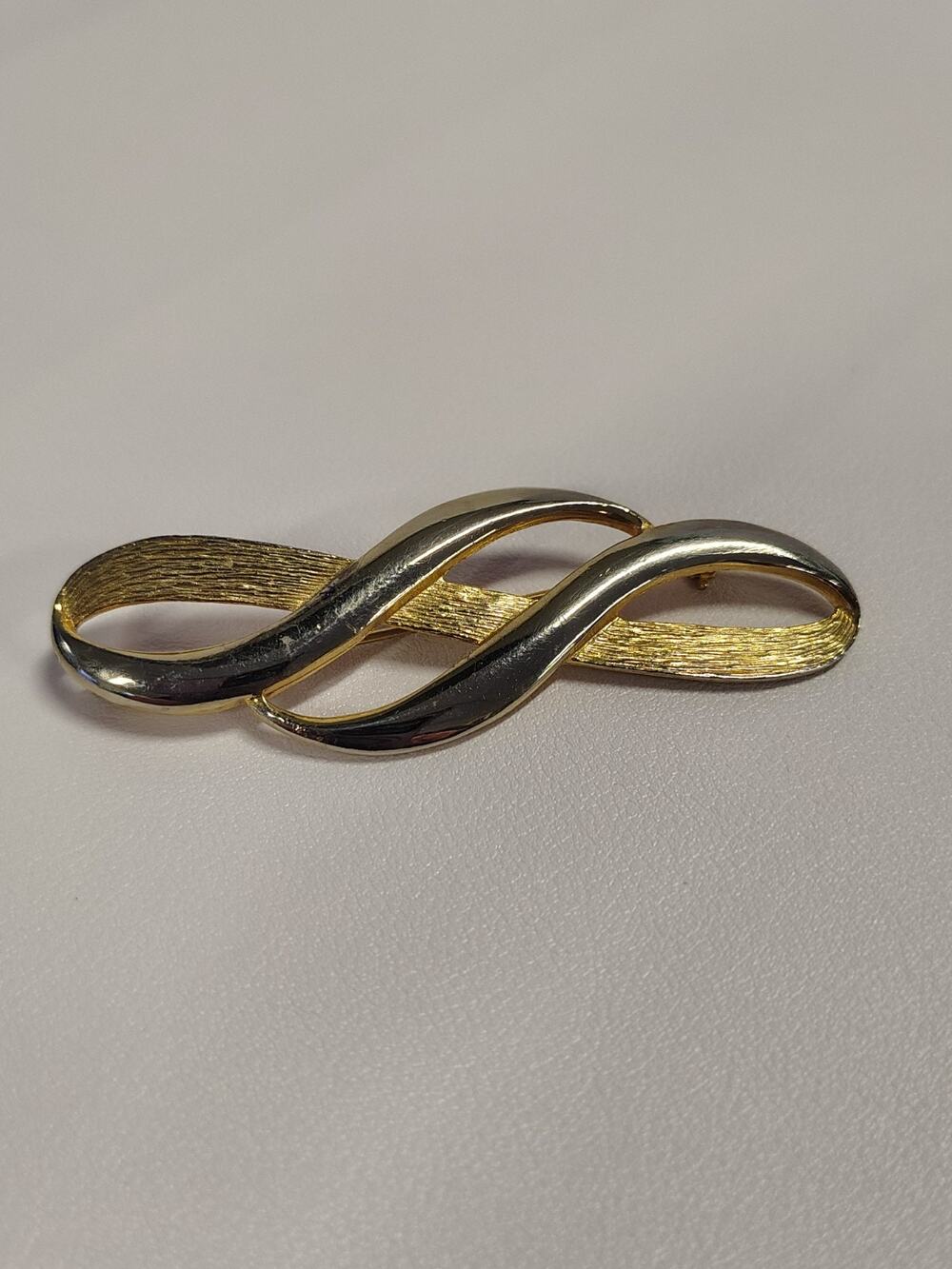 JJ Vintage Gold Tone Elegant Swirl Wave Bar Brooch Pin 2.75” 1986